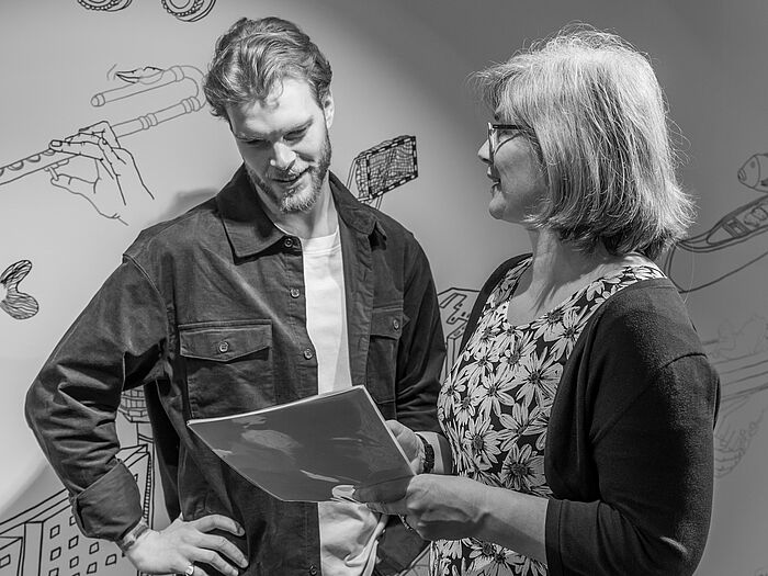 Treffen im Flur der HEC ein Mann und eine Frau im Gespräch