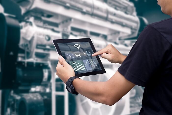 Smarte Industrie Person mit Tablet vor Maschine